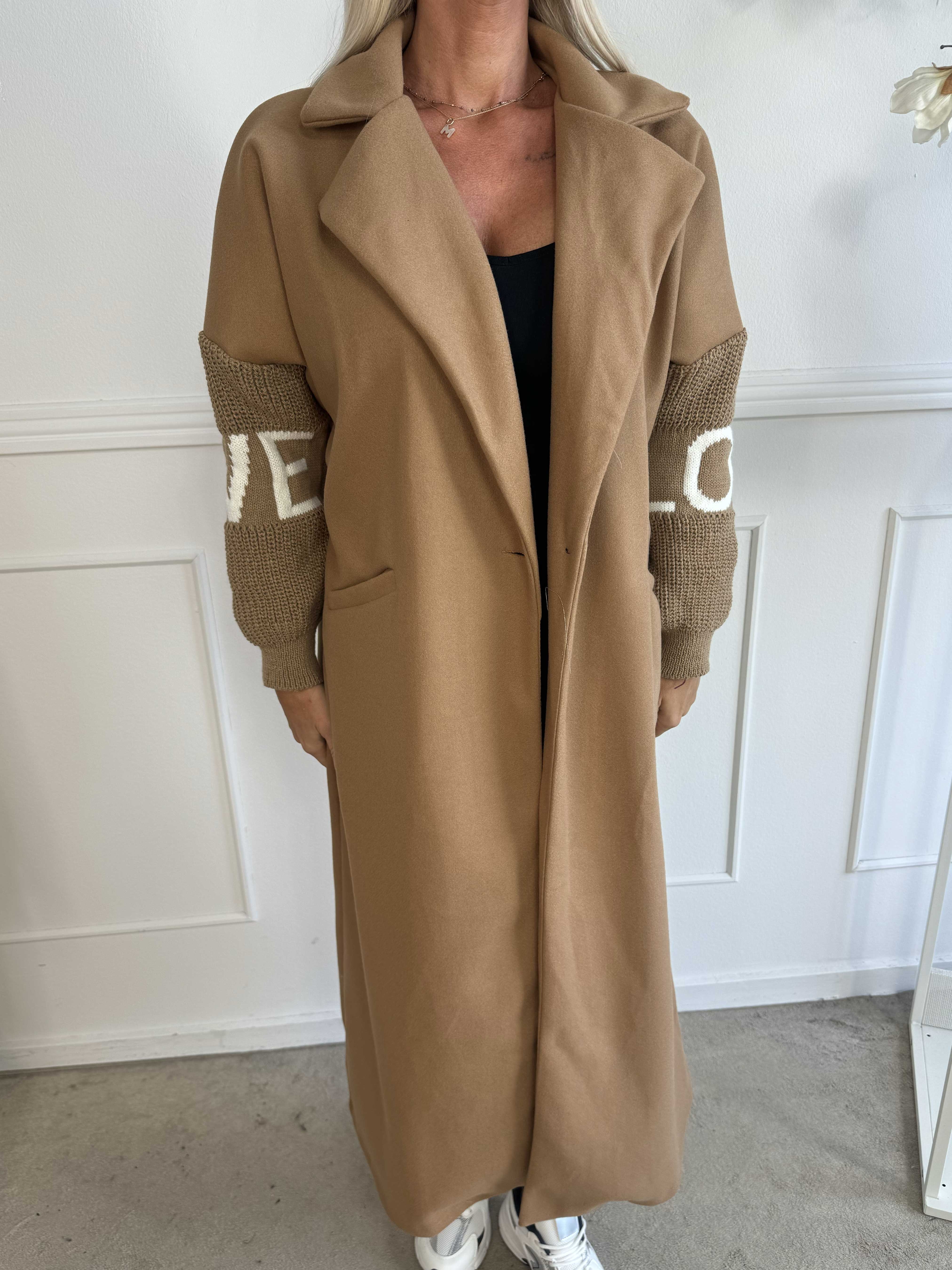 Debbie - Fin kappa med stickade ärmar